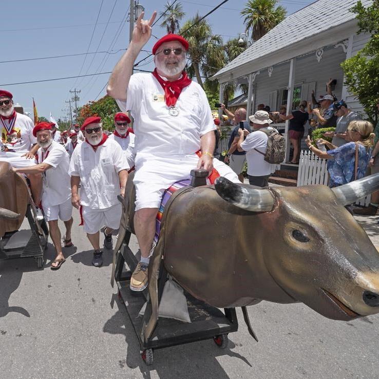 Bell tolls for Wisconsin man who wins Hemingway look-alike contest